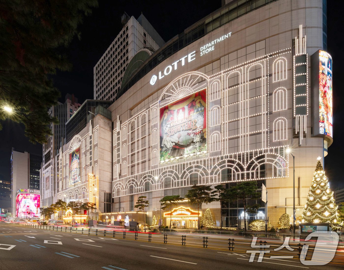 본문 이미지 - 사진은 원더풀 쇼타임(Wonderful SHOWTIME)' 테마로 크리스마스 장식에 점등을 시작한 롯데백화점 본점. (롯데백화점 제공) 2024.11.3/뉴스1 ⓒ News1 박지혜 기자