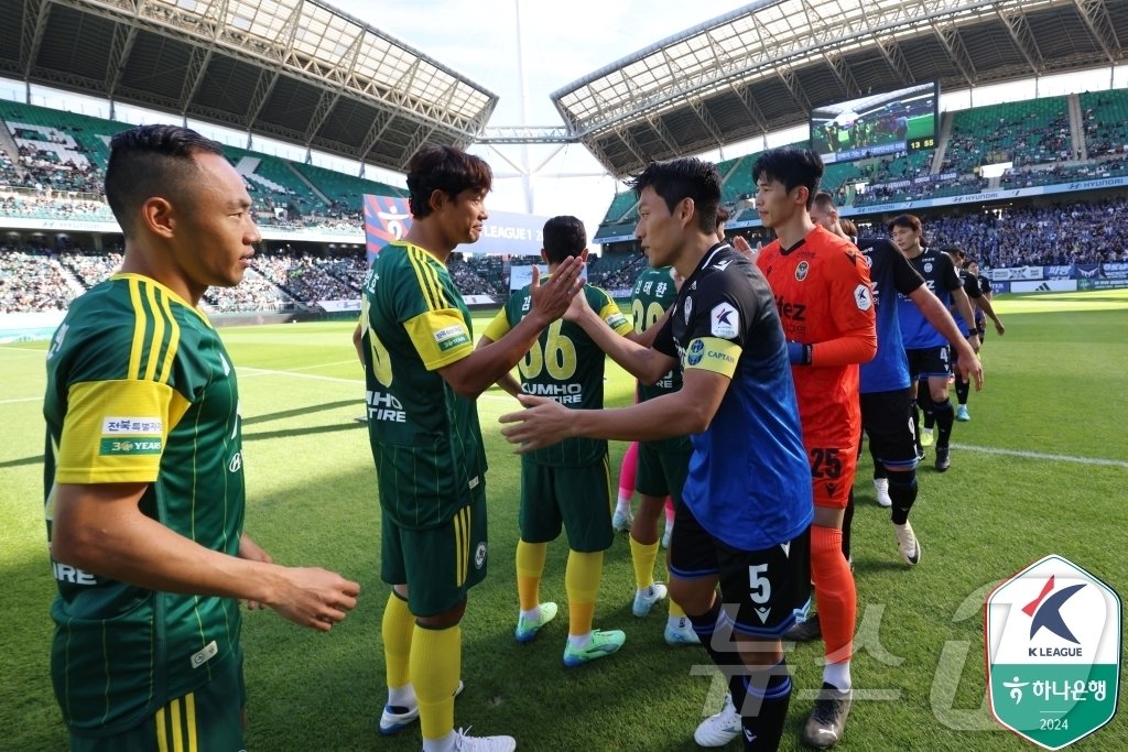 본문 이미지 - K리그1 11위 전북 현대와 최하위 인천 유나이티드는 자동 강등을 피하기 위한 경쟁을 펼치고 있다. (한국프로축구연맹 제공)