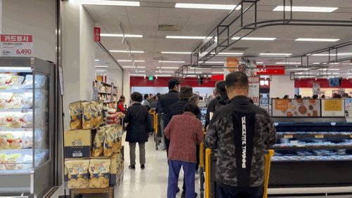 본문 이미지 - 3일 오전 서울 이마트 용산점에서 반값 한우를 구매하기 위해 고객들이 기다리는 모습. 