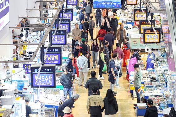 설 맞아 '역대 최대' 수산물 특별전…고등어·오징어 최대 50% 할인