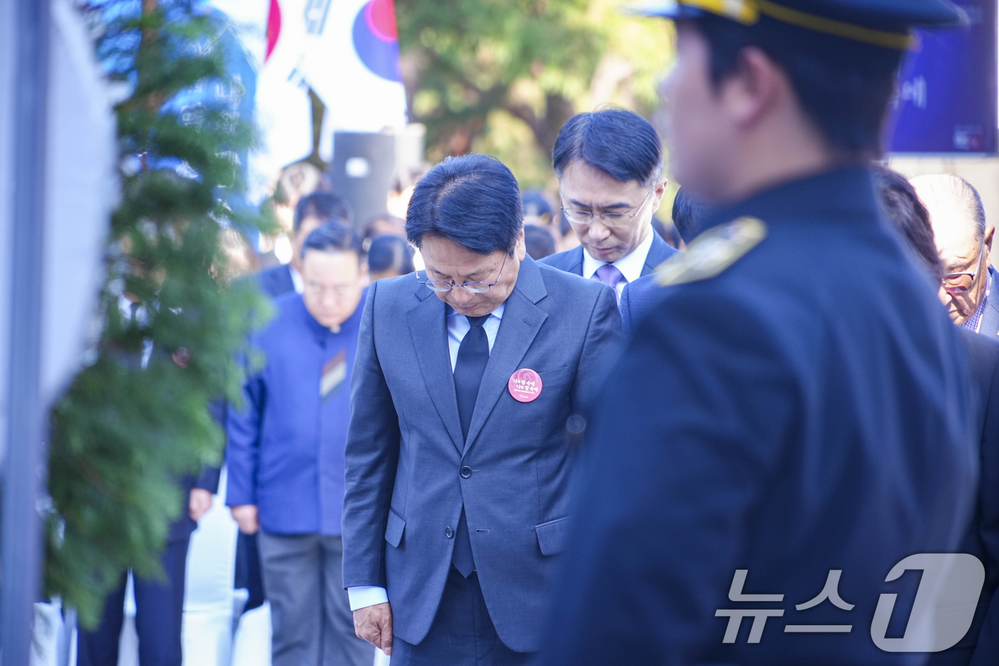 (광주=뉴스1) 박준배 기자 = 강기정 광주시장이 3일 서구 화정동 학생독립운동기념탑에서 열린 '제95주년 학생독립운동 기념식'에 참석해 강정애 국가보훈부 장관, 이정선 광주교육감 …