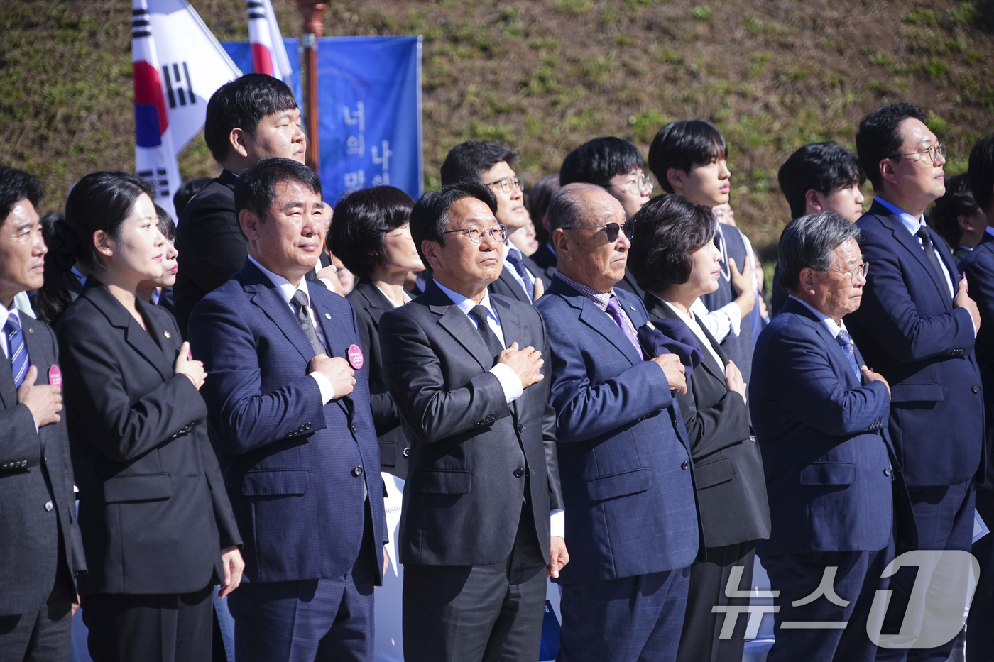 (광주=뉴스1) 박준배 기자 = 강기정 광주시장이 3일 오전 서구 화정동 학생독립운동기념탑에서 열린 '제95주년 학생독립운동 기념식'에 참석해 강정애 국가보훈부 장관, 이정선 광주 …