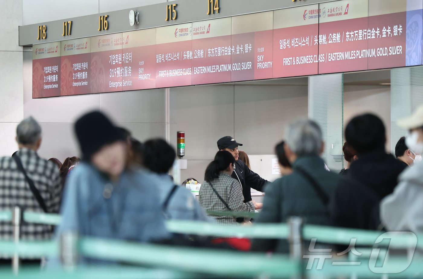 인천국제공항 1터미널 출국장에서 관광객들이 중국행 비행기 탑승을 위해 수속 절차를 기다리고 있다. /뉴스1 ⓒ News1 김도우 기자