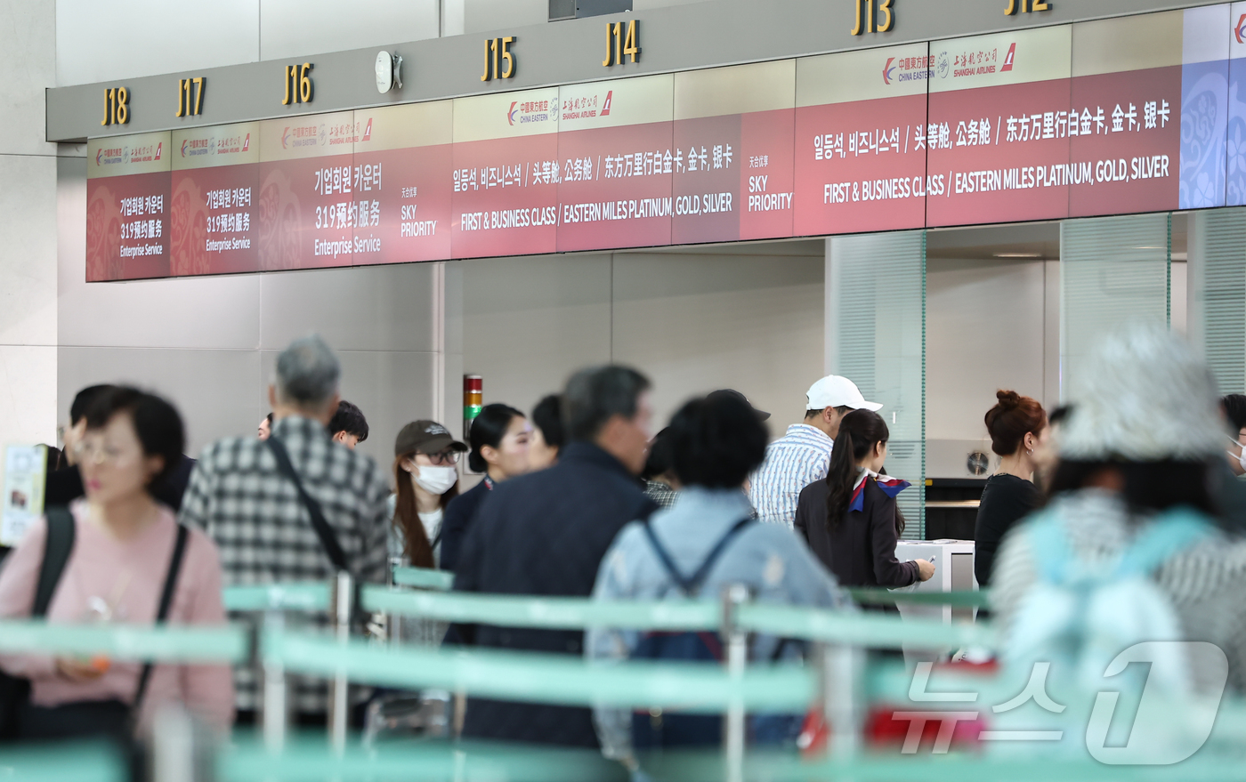 (인천공항=뉴스1) 김도우 기자 = 3일 인천국제공항 1터미널 출국장에서 관광객들이 중국행 비행기 탑승을 위해 수속 절차를 기다리고 있다.중국 정부가 지난 1일 한국·슬로바키아·노 …