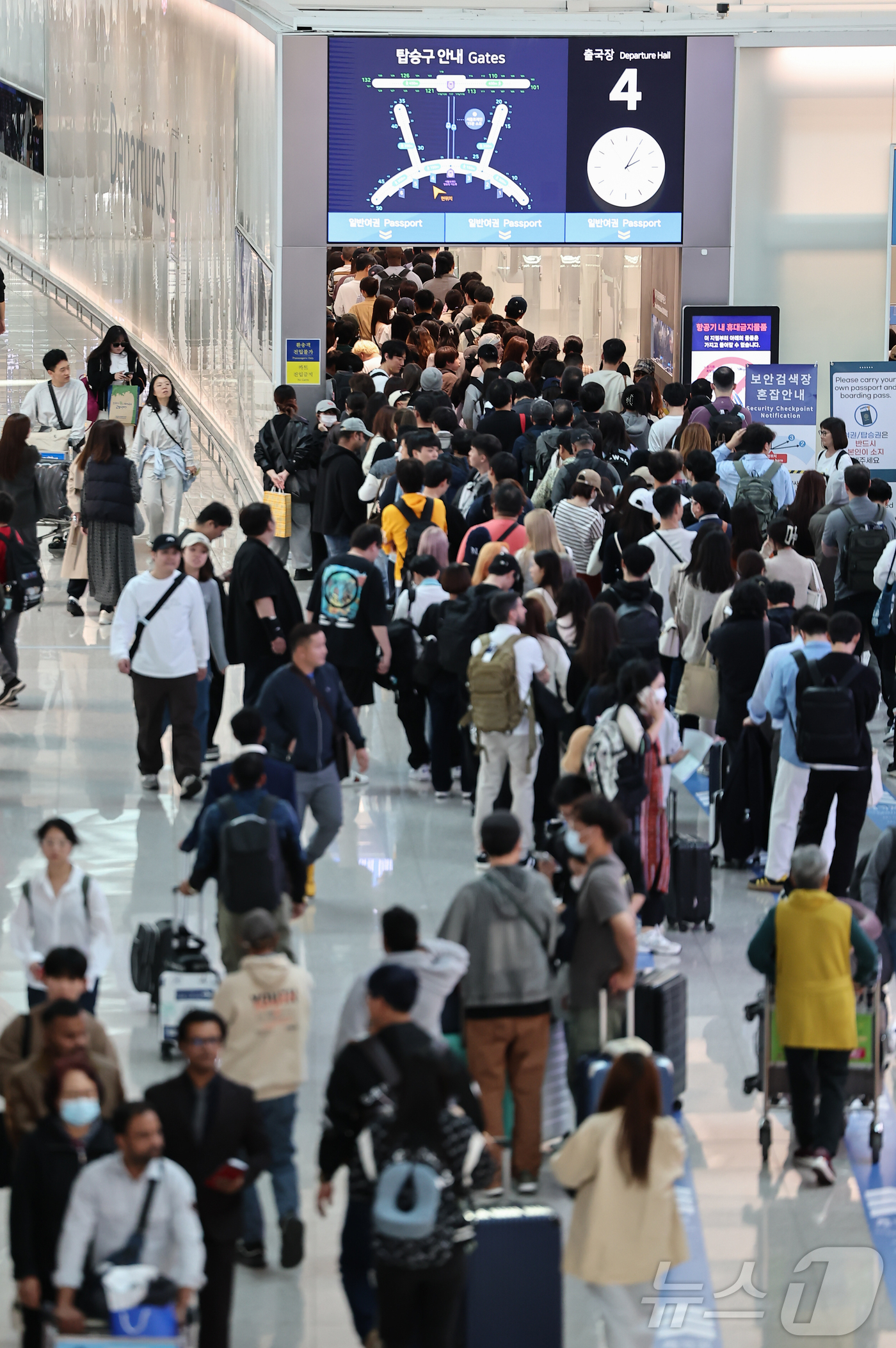 (인천공항=뉴스1) 김도우 기자 = 중국 정부가 지난 1일 한국·슬로바키아·노르웨이·핀란드·덴마크·아이슬란드·안도라·모나코·리히텐슈타인 등 9개국의 일반 여권 소지자를 대상으로 오 …