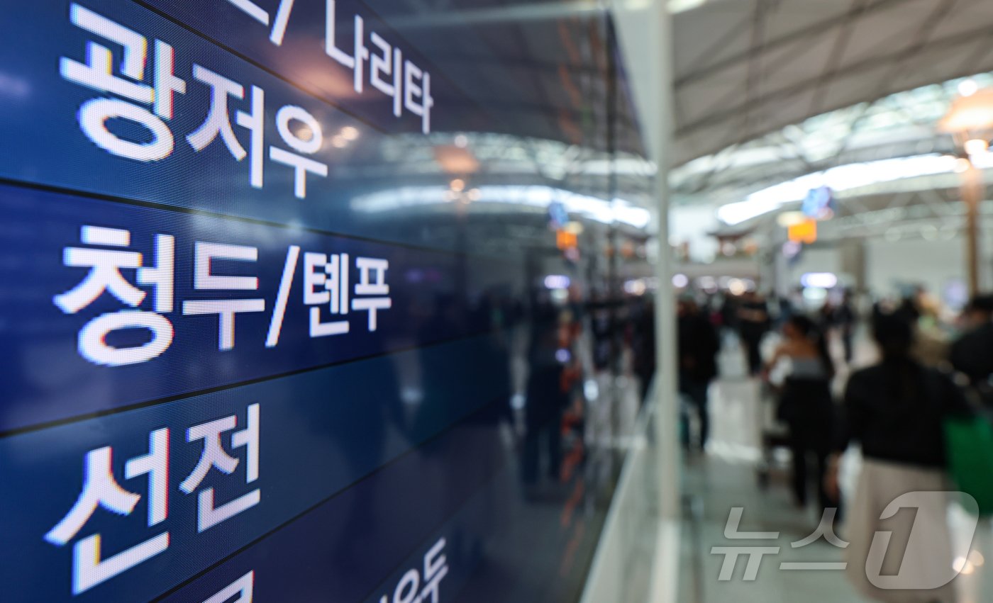 3일 인천국제공항 1터미널 출국장 전광판에 중국행 항공편 정보가 송출되고 있다. 중국 정부가 지난 1일 한국·슬로바키아·노르웨이·핀란드·덴마크·아이슬란드·안도라·모나코·리히텐슈타인 등 9개국의 일반 여권 소지자를 대상으로 오는 8일부터 내년 12월 31일까지 &#39;일방적 무비자 정책&#39;을 시행한다고 발표했다. 이에 따라 한국 등 9개국 일반 여권 소지자는 비즈니스, 여행·관광, 친지·친구 방문, 환승 목적으로 15일 이내 기간 중국을 방문할 경우 비자를 발급받지 않아도 된다. 2024.11.3/뉴스1 ⓒ News1 김도우 기자