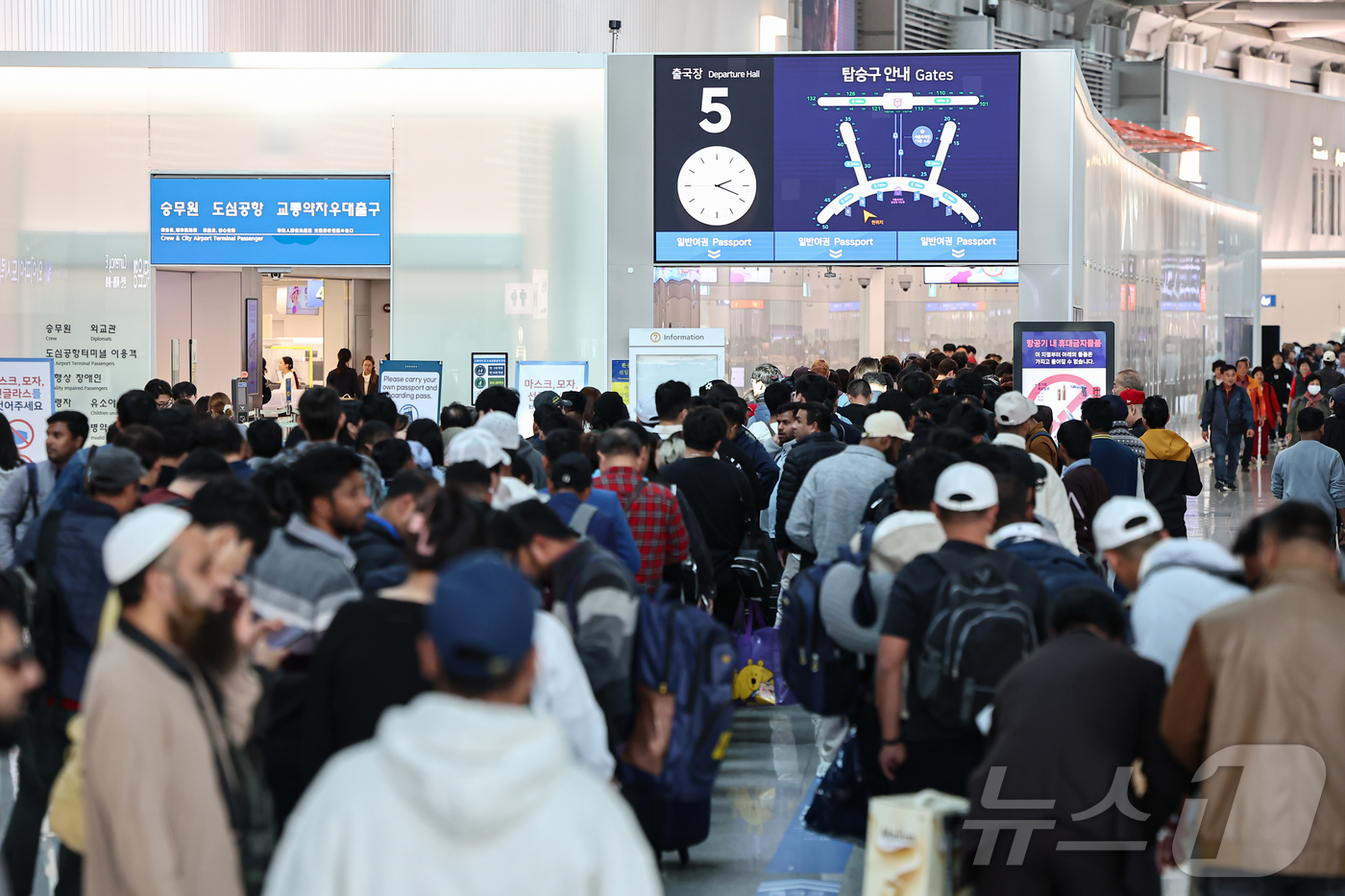 (인천공항=뉴스1) 김도우 기자 = 중국 정부가 지난 1일 한국·슬로바키아·노르웨이·핀란드·덴마크·아이슬란드·안도라·모나코·리히텐슈타인 등 9개국의 일반 여권 소지자를 대상으로 오 …