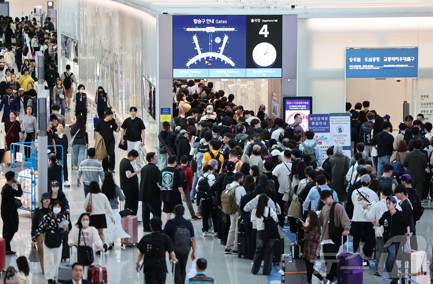 (인천공항=뉴스1) 김도우 기자 = 중국 정부가 지난 1일 한국·슬로바키아·노르웨이·핀란드·덴마크·아이슬란드·안도라·모나코·리히텐슈타인 등 9개국의 일반 여권 소지자를 대상으로 오 …