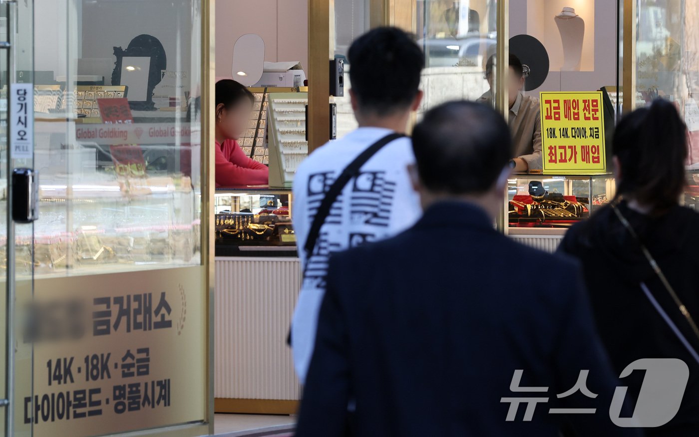 서울 종로구의 한 귀금속 도매상 앞으로 시민들이 오가고 있다. /뉴스1 ⓒ News1 이동해 기자