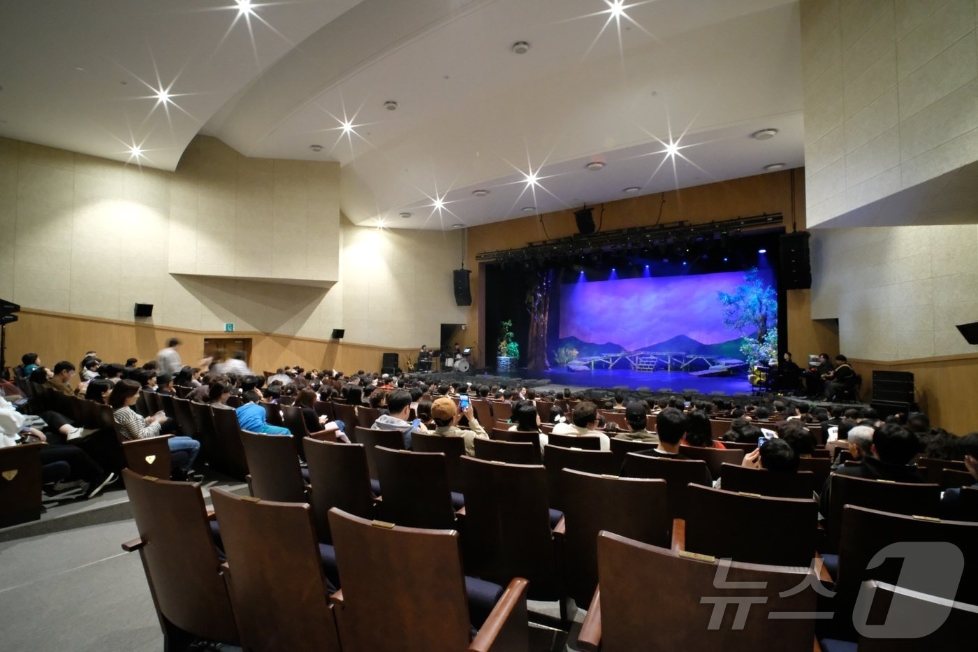 본문 이미지 - 3일 막을 내린 2024 강릉페스티벌에 방문해 축제를 즐기는 시민들.&#40;강릉시 제공&#41; 2024.11.3/뉴스1