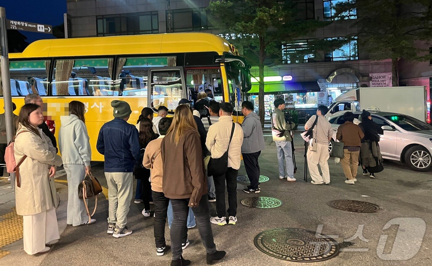 본문 이미지 - 1일 오후 5시 50분쯤 서울 종로구 북촌로 도로에 외국인 관광객을 실어나르는 버스가 정차하고 있다. 2024.11.1/뉴스1