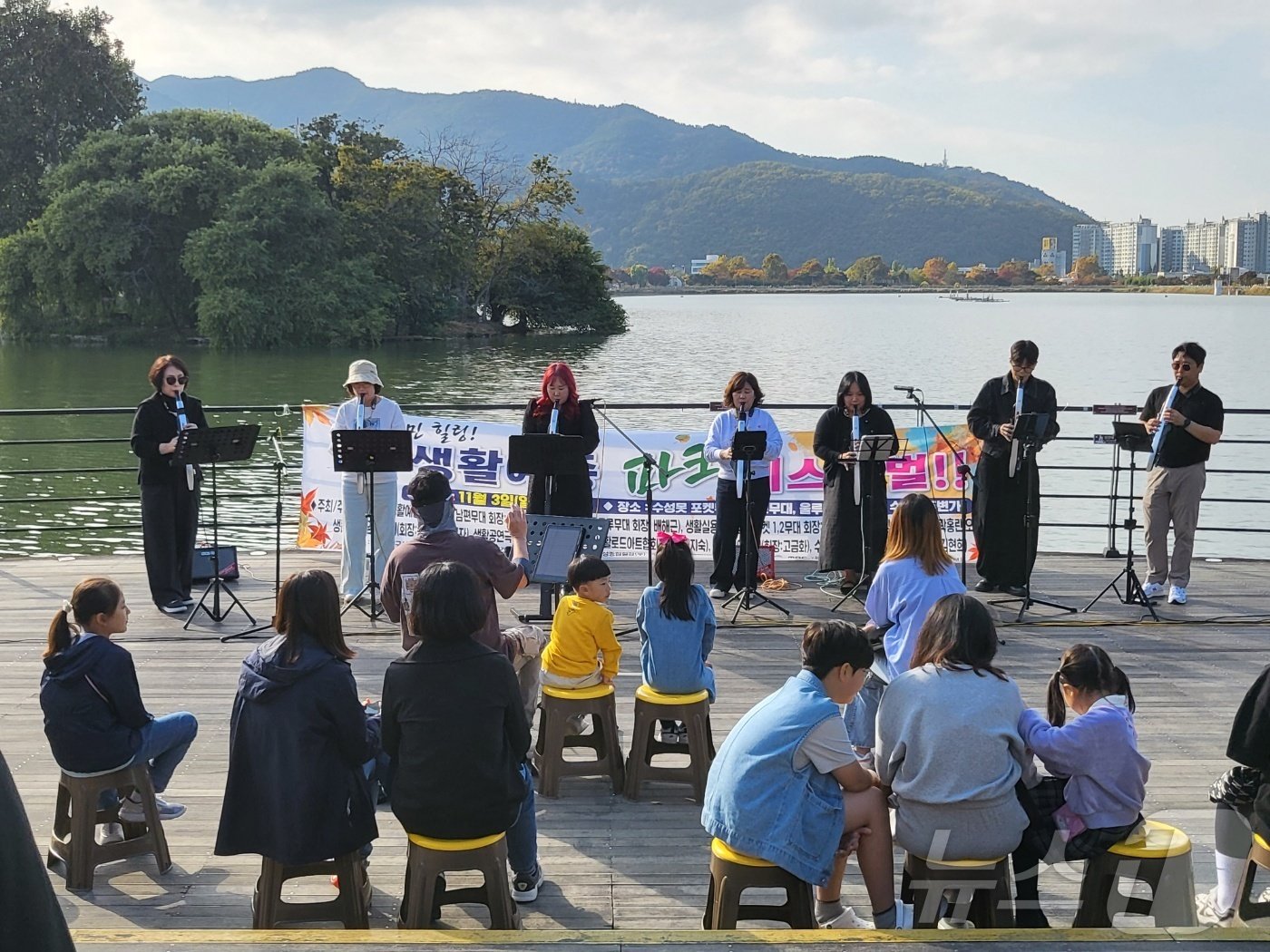 3일 오후 대구 대표 관광지인 수성못 버스킹 공연장에서 연주자들이 단체 공연을 선보이고 있다. 2024.11.3/뉴스1 ⓒ News1 이성덕 기자