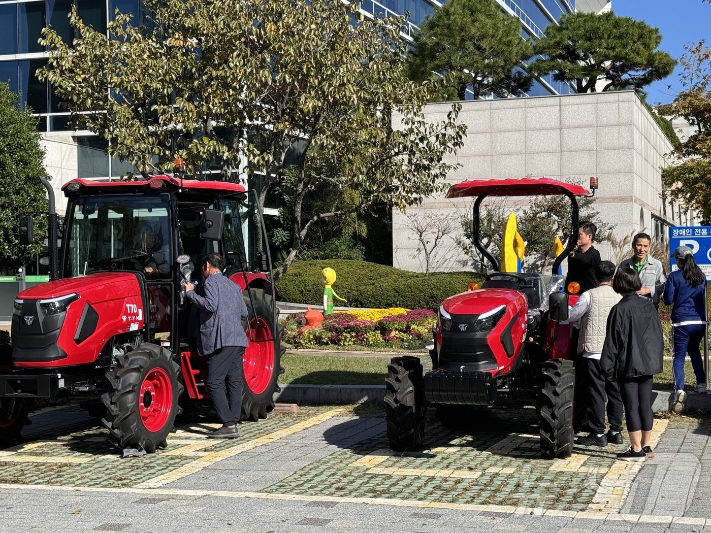 &#39;농도한마당&#39; 행사장에 국내대표농기계기업인 TYM의 트랙터 제품이 전시된 모습.2024.11.3./뉴스1 김세은 기자