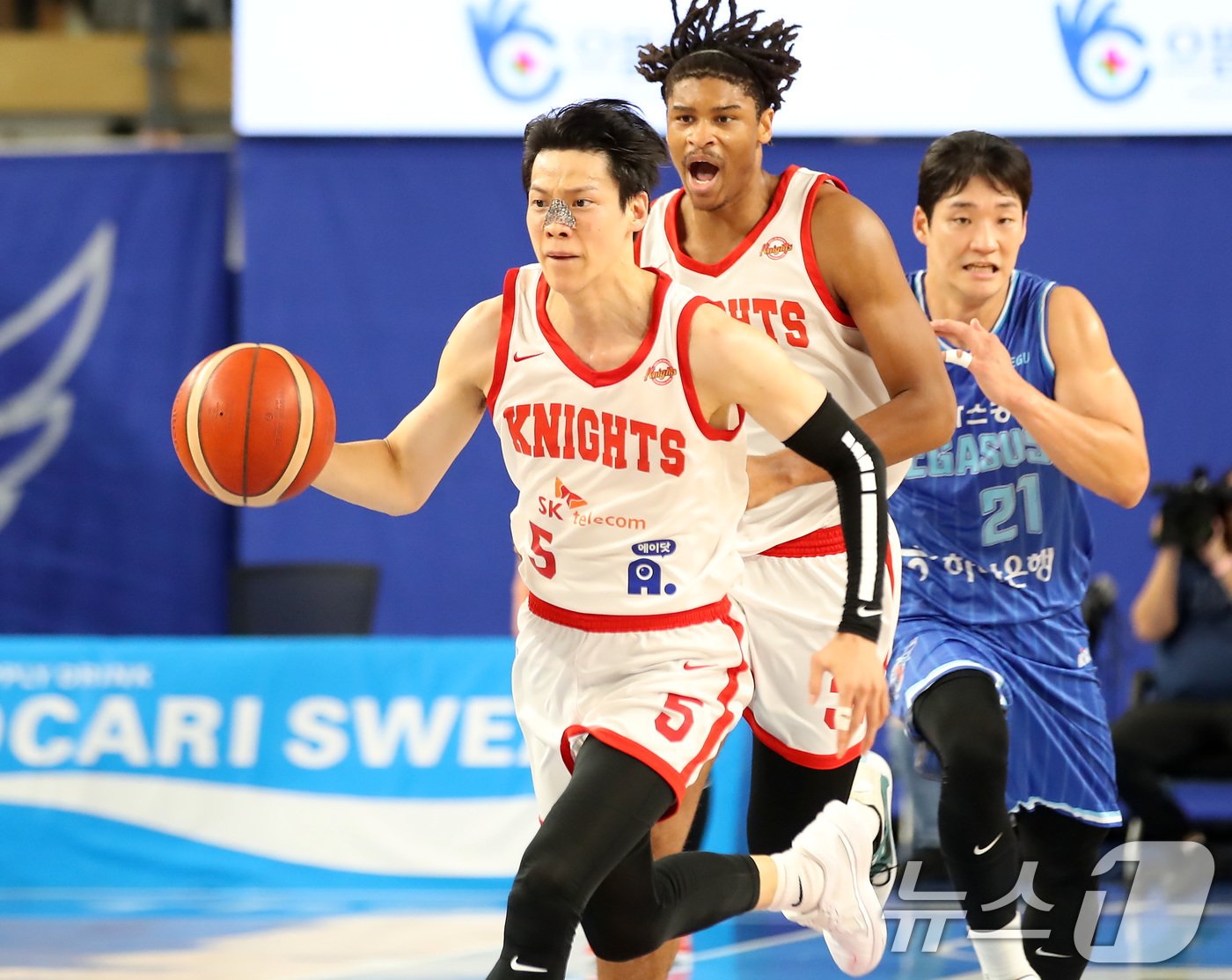 본문 이미지 - 3일 오후 대구체육관에서 열린 '2024-2025 KCC 프로농구' 정규리그 대구 한국가스공사와 서울 SK 나이츠의 경기, SK 김선형이 부상투혼을 발휘하고 있다. 2024.11.3/뉴스1 ⓒ News1 공정식 기자