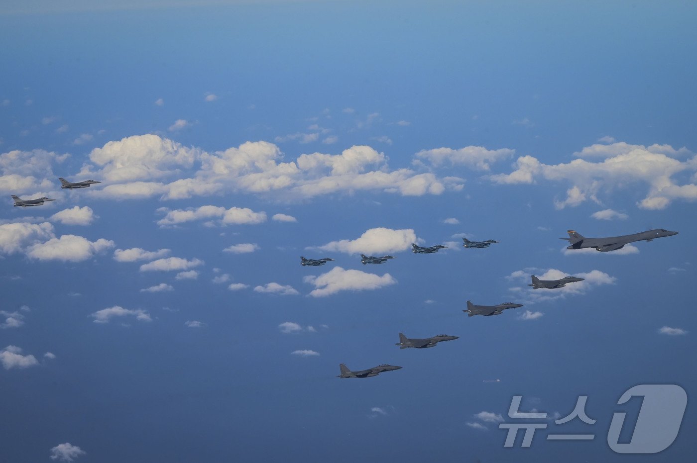 미 전략폭격기 B-1B와 우리 공군 F-15K 전투기 4대, 미 공군 F-16 전투기 2대, 일본 항공자위대 F-2 전투기 4대가 11월 3일 한미일 공중훈련을 실시하고 있다. 이번 훈련은 지난 10월 31일 북한의 장거리탄도미사일 발사에 대응하는 차원에서 실시했다. &#40;합참 제공&#41; 