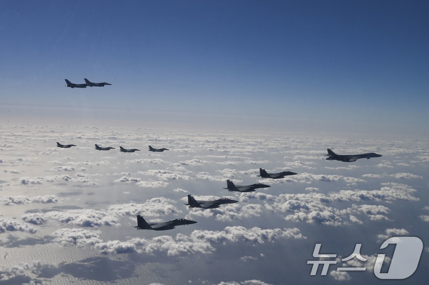 본문 이미지 - 한미일 3국이 3일 한반도 인근에서 실시한 공중훈련 모습. (미 공군 제공) 2024.11.3/뉴스1 ⓒ News1 박지혜 기자
