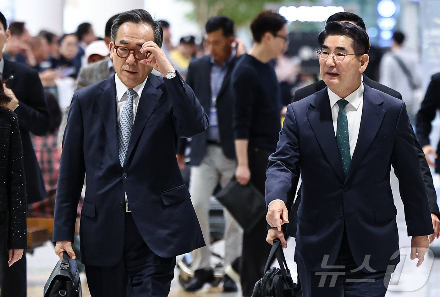 (인천공항=뉴스1) 김도우 기자 = 조태열 외교부 장관과 김용현 국방부 장관이 3일 한미 외교·국방장관 회의와 한캐 외교·국방장관 회의 등 출장 일정을 마치고 인천국제공항 2터미널 …