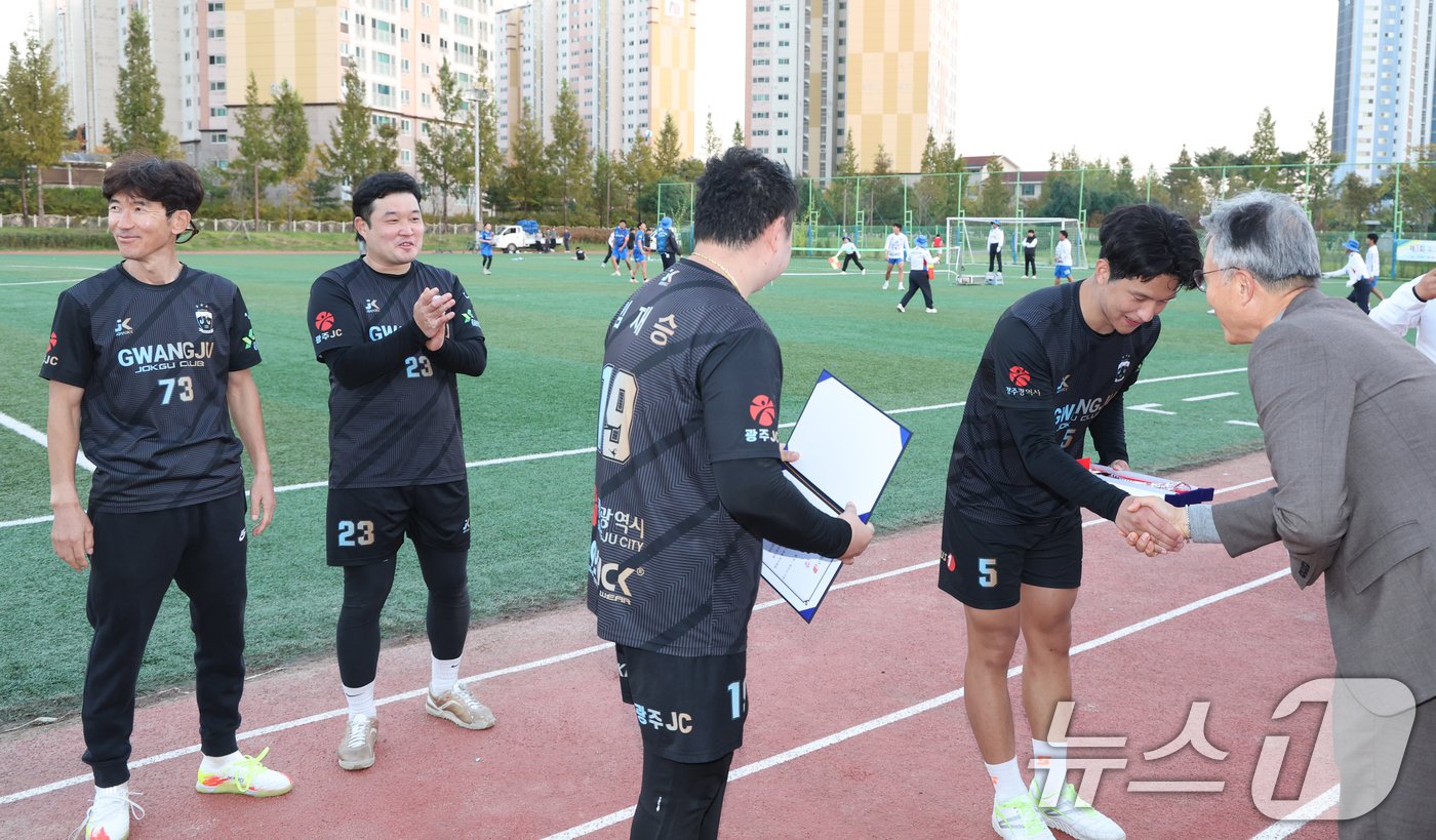 3일 전남 나주시 혁신축구장에서 열린 제3회 뉴스1배 초청 족구대회 전국초청일반부경기에서 광주JC기현 팀이 우승을 차지해 상장과 트로피를 받고 있다. 2024.11.3/뉴스1 ⓒ News1 김태성 기자