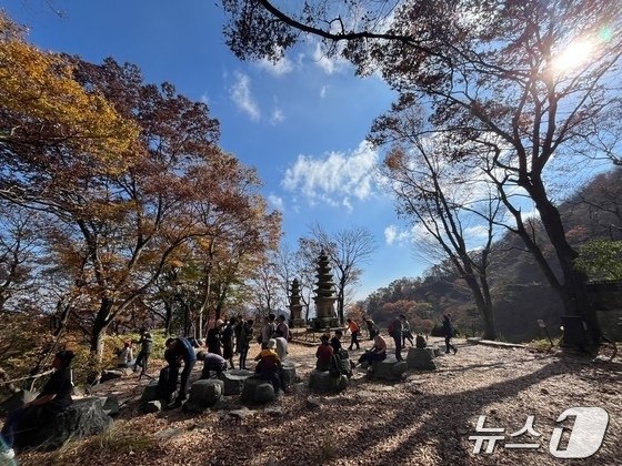 본문 이미지 - 3일 계룡산 국립공원에서 등산객들이 남매탑 부근에 핀 단풍을 보고 있다. (계룡산 국립공원 제공)/뉴스1