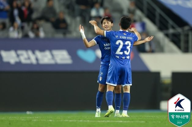 수원, 판정 논란 속 안산에 2-1 역전승…1부 승격 희망 키웠다