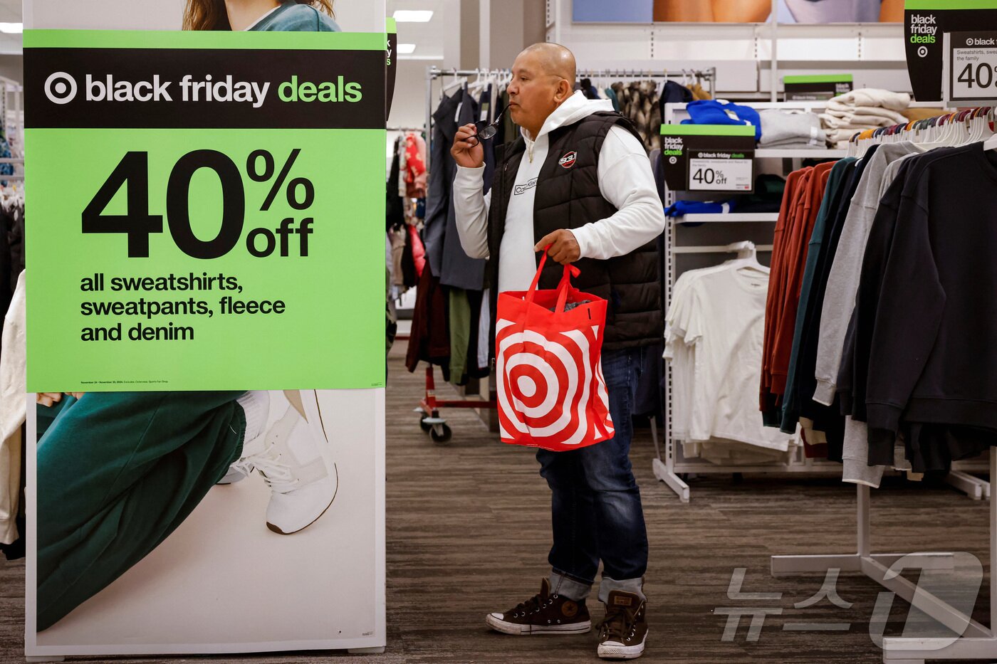 본문 이미지 - 미국 뉴욕 브루클린의 타깃 매장을 찾은 한 쇼핑객이 상품을 살펴보고 있다. ⓒ 로이터=뉴스1 ⓒ News1 류정민 특파원