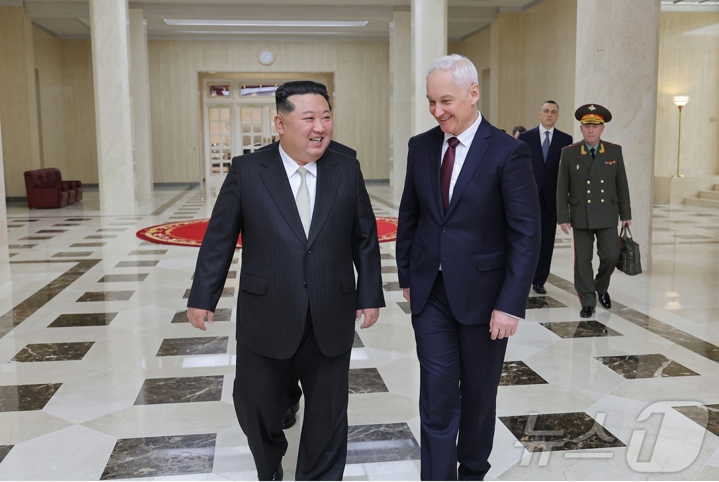 본문 이미지 - 김정은 북한 노동당 총비서가 방북한 안드레이 벨로우소프 러시아 국방장관을 만나 '우크라이나 사태 발전'에 대해 우려를 표하고 미국의 행동이 "국제사회의 규탄을 받아야 한다＂라고 말했다고 당 기관지 노동신문이 30일 보도했다. [국내에서만 사용가능. 재배포 금지. DB 금지. For Use Only in the Republic of Korea. Redistribution Prohibited] rodongphoto@news1.kr