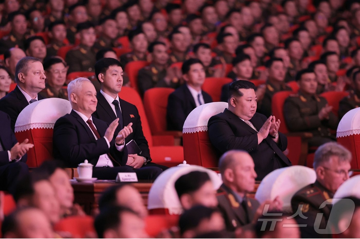 본문 이미지 - 북한 노동당 기관지 노동신문은 30일 "김정은 동지께서 지난 29일 러시아 군사대표단을 인솔하고 우리나라를 방문하고 있는 국방상 안드레이 벨로우소프 동지를 접견했다＂라고 밝혔다. 이어 4·25문화회관에서 러시아 군사대표단을 환영하는 공연과 연회를 마련했다고 보도했다. 이 공연과 연회에는 김 총비서가 함께 자리했다. [국내에서만 사용가능. 재배포 금지. DB 금지. For Use Only in the Republic of Korea. Redistribution Prohibited] rodongphoto@news1.kr