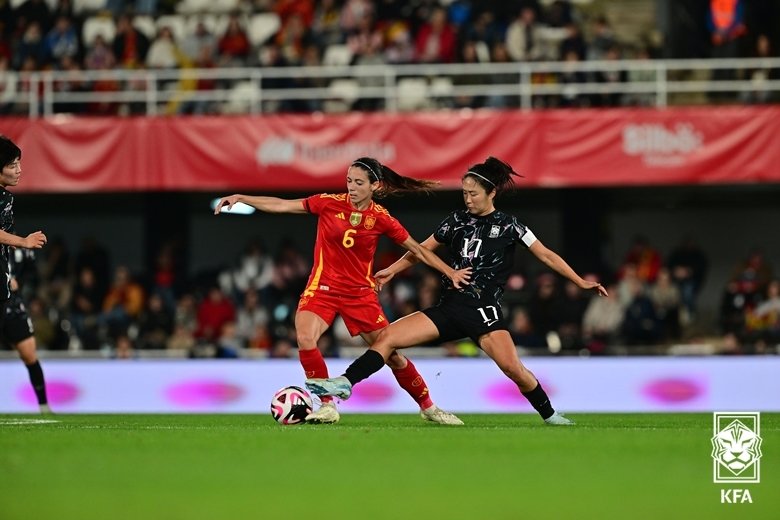 본문 이미지 - 신상우 감독이 이끄는 여자축구대표팀이 30일(한국시간) 열린 스페인과 원정 평가전에서 0-5로 대패했다. (대한축구협회 제공)