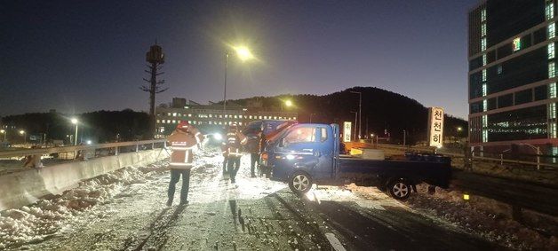 새벽 시흥 둔대고가차도 '블랙 아이스'로 10중 추돌사고