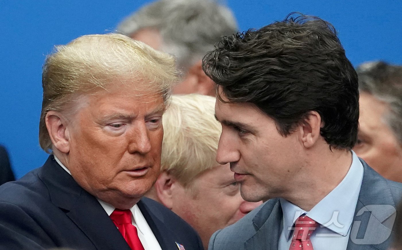 본문 이미지 - 도널드 트럼프 미 대통령&#40;좌&#41;이 첫 임기 때인 2019년 12월 영국 왓포드에서 열린 북대서양조약기구&#40;NATO&#41; 정상회의에서  저스틴 트뤼도 캐나다 총리&#40;우&#41;가 대화하고 있다. 2019.12.04/ ⓒ 로이터=뉴스1 ⓒ News1 권진영 기자