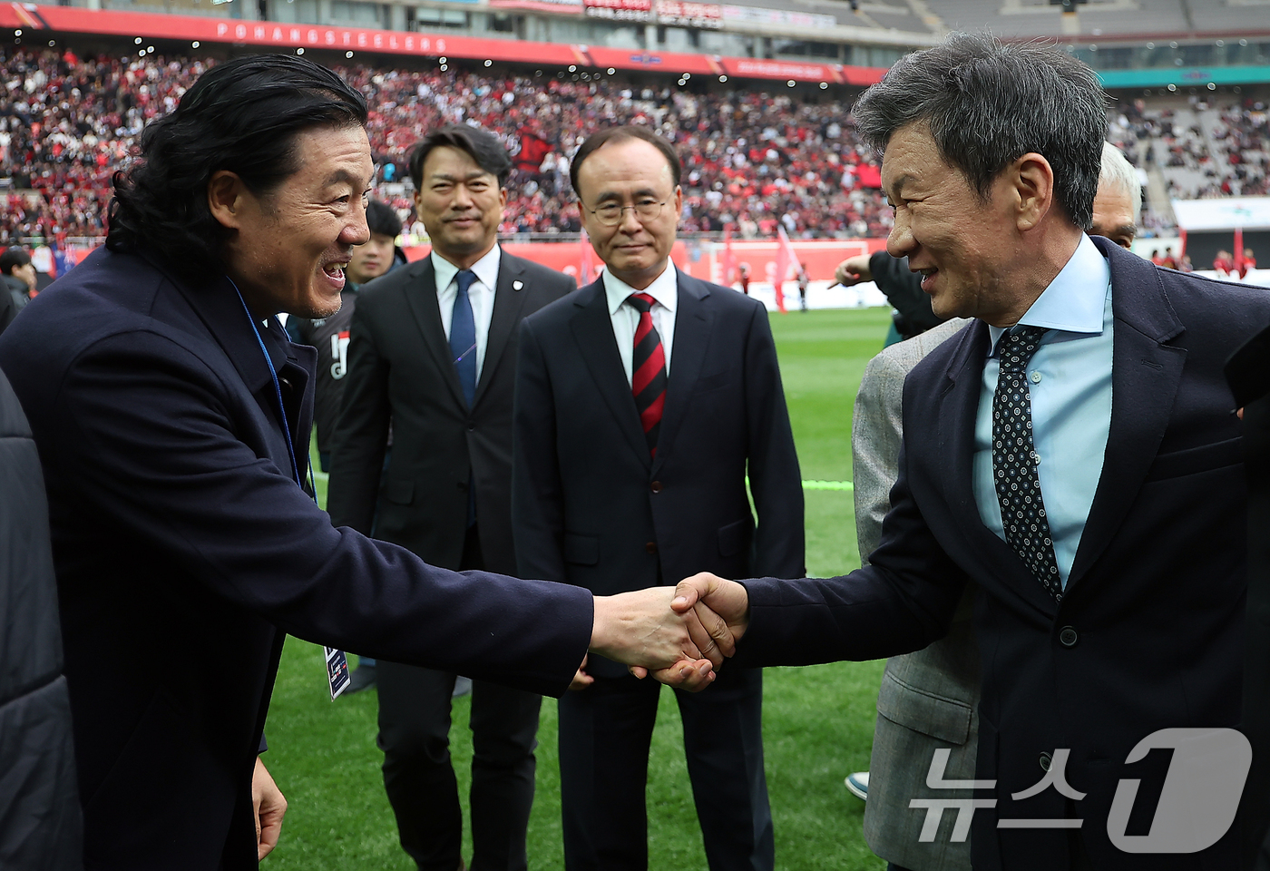 (서울=뉴스1) 김진환 기자 = 정몽규 대한축구협회장이 30일 오후 서울 마포구 서울월드컵경기장에서 열리는 '2024 하나은행 코리아컵 결승전' 포항 스틸러스와 울산HD의 경기를 …