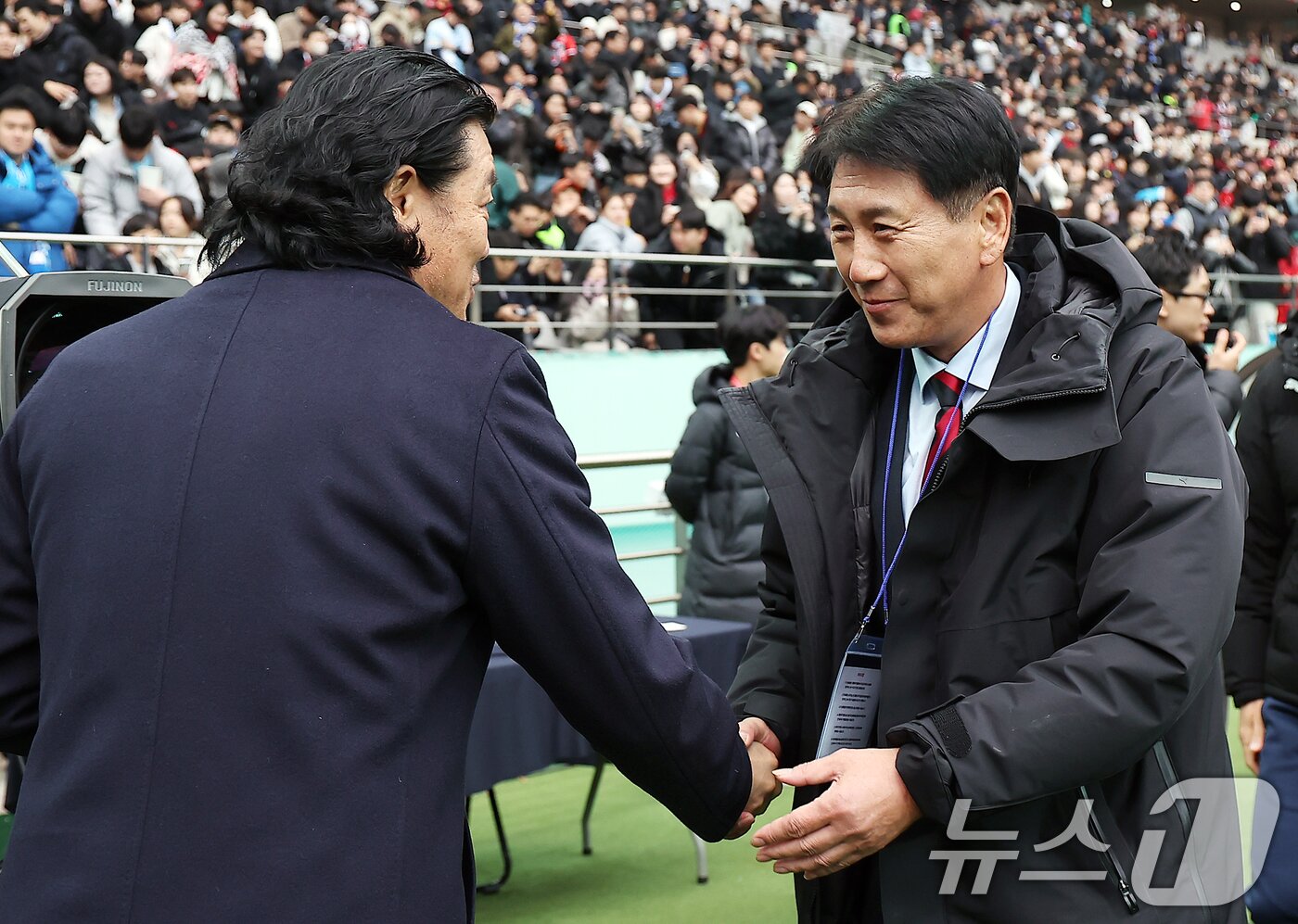 본문 이미지 - 박태하 포항스틸러스 감독이 30일 오후 서울 마포구 서울월드컵경기장에서 열리는 &#39;2024 하나은행 코리아컵 결승전&#39; 포항 스틸러스와 울산HD의 경기를 앞두고 울산 김판곤 감독과 악수를 나누고 있다. 2024.11.30/뉴스1 ⓒ News1 김진환 기자