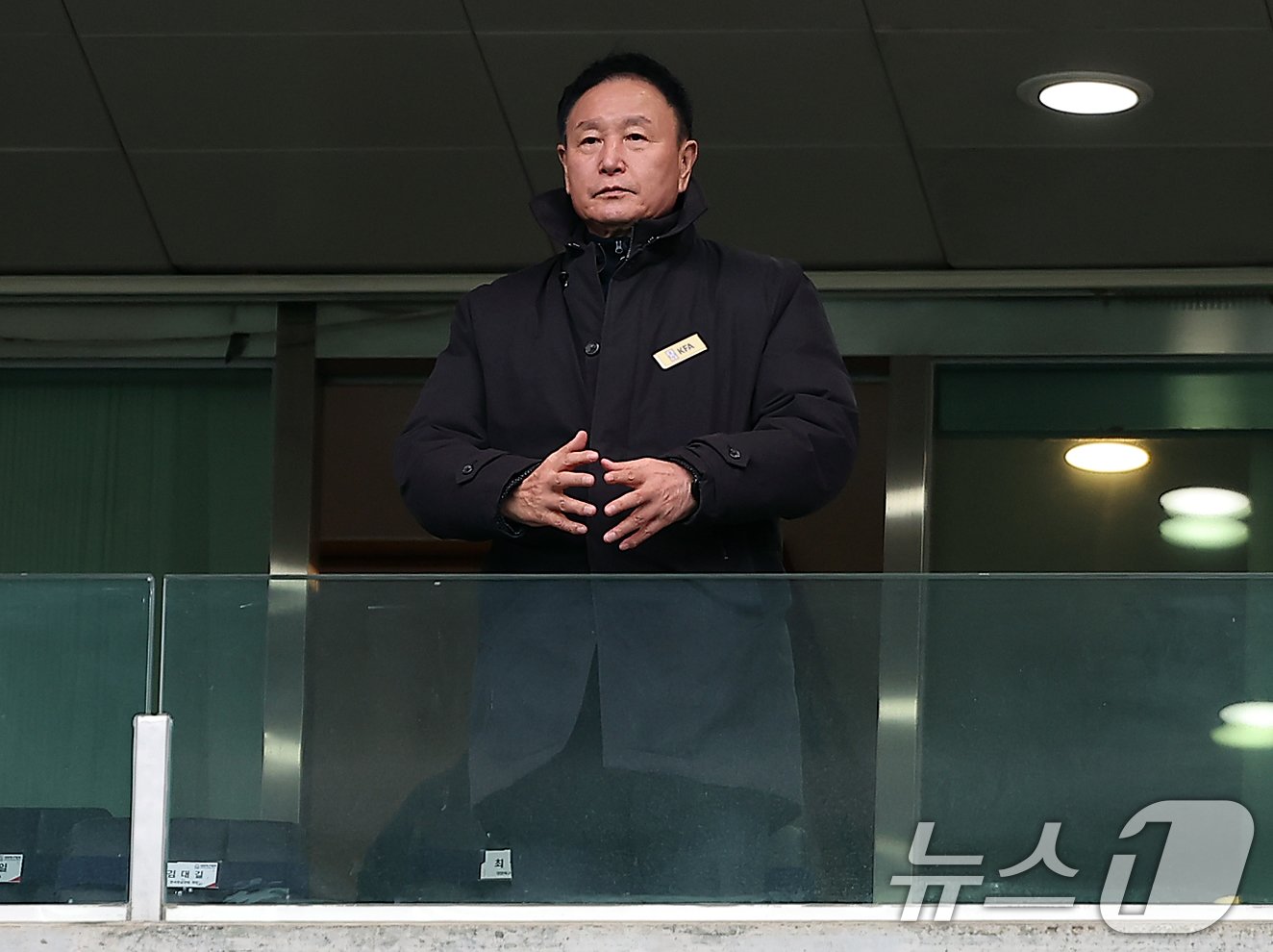 본문 이미지 - 대한축구협회장 출마를 선언한 허정무 전 축구대표팀 감독이 30일 오후 서울 마포구 서울월드컵경기장에서 열리는 &#39;2024 하나은행 코리아컵 결승전&#39; 포항 스틸러스와 울산HD의 경기를 찾아 관전하고 있다. 2024.11.30/뉴스1 ⓒ News1 김진환 기자