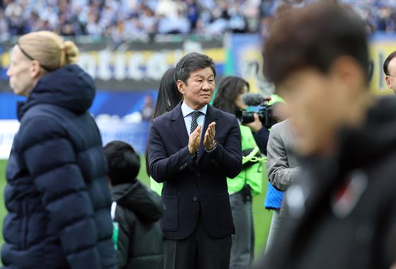 정몽규·허정무, 축구협회장 출마 선언 후 첫 만남…말 없이 악수만