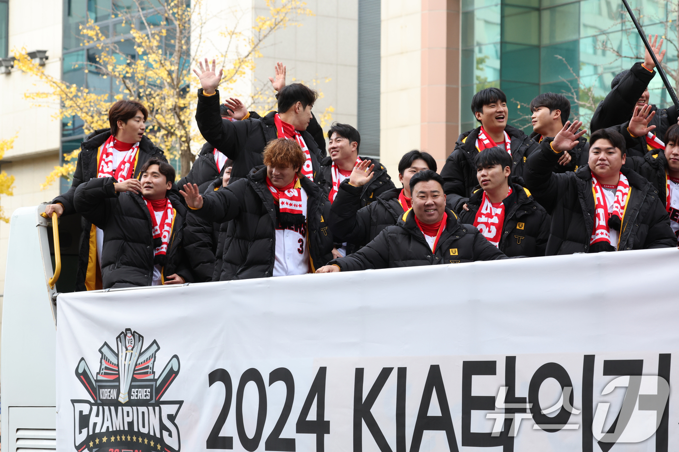 (광주=뉴스1) 김태성 기자 = 이범호 KIA 타이거즈 감독과 선수들이 30일 오후 광주 동구 금남로5가역 및 5·18 민주광장일원에서 우승 축하 퍼레이드 차량에 올라 팬들에게 인 …