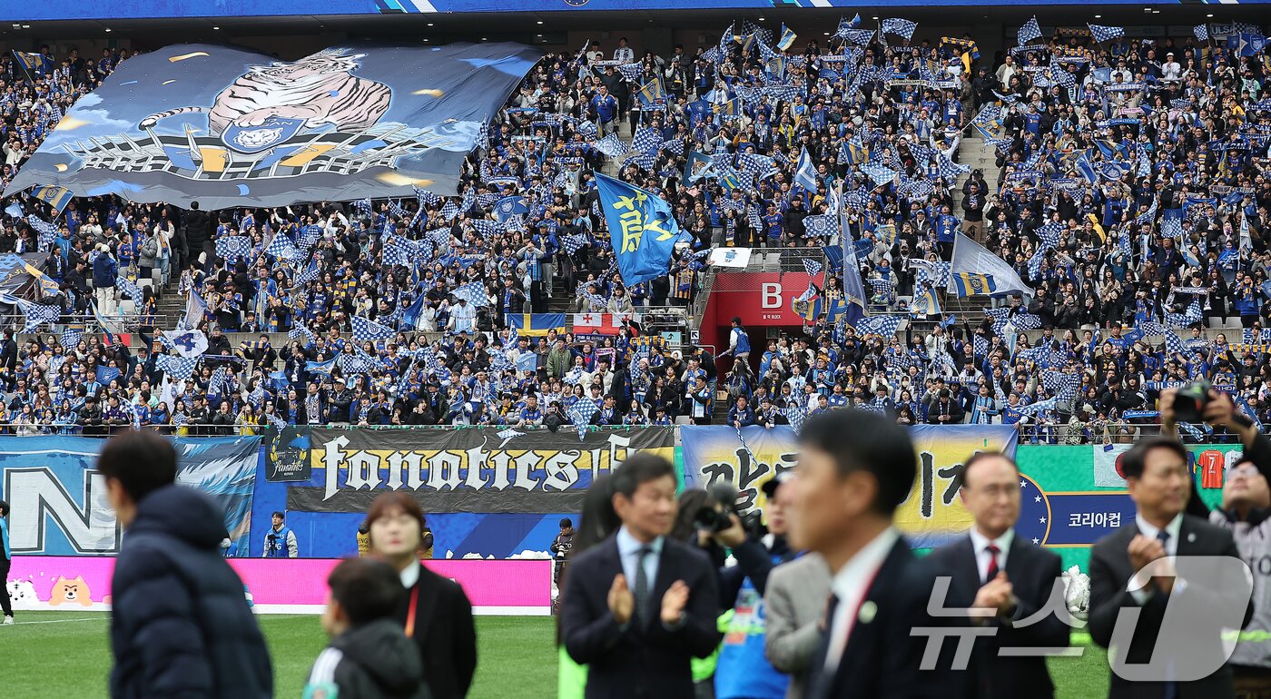 본문 이미지 - 30일 오후 서울 마포구 서울월드컵경기장에서 열리는 '2024 하나은행 코리아컵 결승전' 포항 스틸러스와 울산HD의 경기를 앞두고 울산 응원단이 뜨거운 응원전을 펼치고 있다. 2024.11.30/뉴스1 ⓒ News1 김진환 기자
