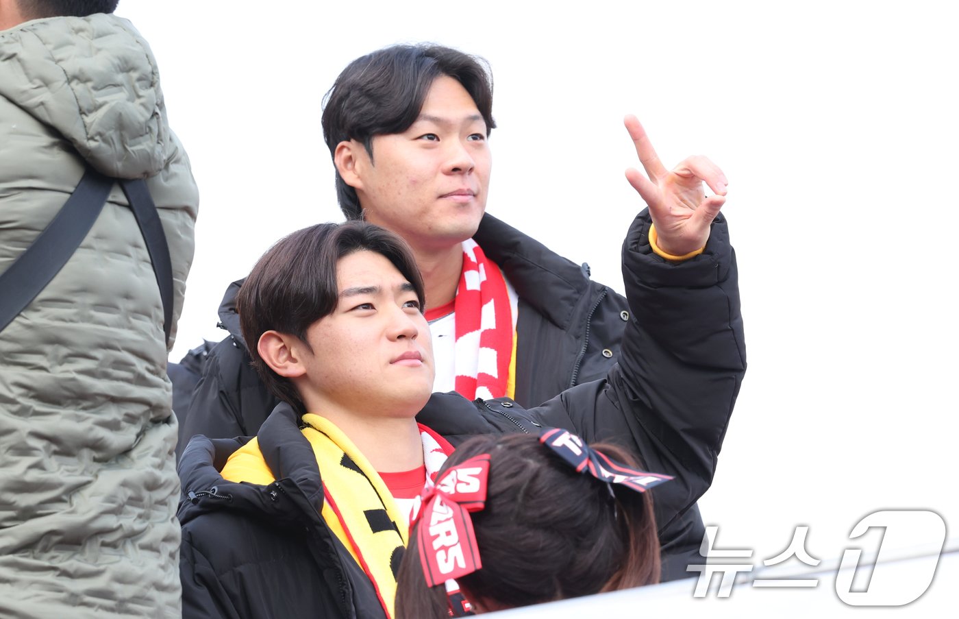 본문 이미지 - 광주광역시와 KIA는 30일 오후 2시 동구 금남로5가역부터 5·18 민주광장까지 1.2km 구간에서 KIA 타이거즈의 통산 12번째 우승을 축하하는 카퍼레이드를 열었다. 이범호 감독을 비롯한 양현종, 나성범, 김도영 등 KIA의 간판 선수단이 2층버스를 타고 시민들에게 감사 인사를 전하고 있다. 2024.11.30/뉴스1 ⓒ News1 김태성 기자