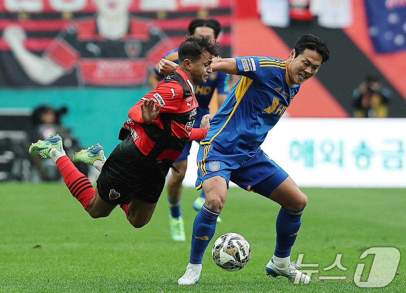 본문 이미지 - 30일 오후 서울 마포구 서울월드컵경기장에서 열린 '2024 하나은행 코리아컵 결승전' 포항 스틸러스와 울산HD의 경기, 전반 포항 완델손이 돌파 중 울산 김영권의 파울에 넘어지고 있다. 2024.11.30/뉴스1 ⓒ News1 김진환 기자