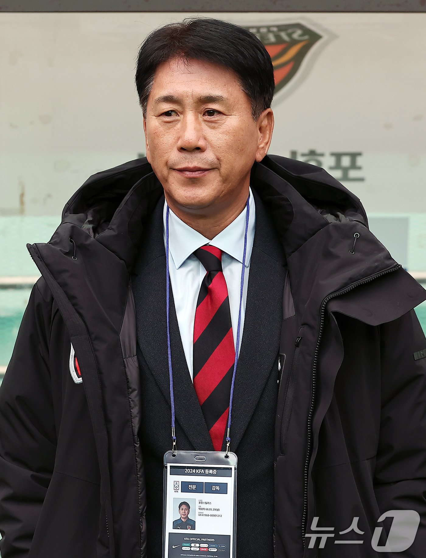 본문 이미지 - 박태하 포항스틸러스 감독이 30일 오후 서울 마포구 서울월드컵경기장에서 열리는 &#39;2024 하나은행 코리아컵 결승전&#39; 포항 스틸러스와 울산HD의 경기를 앞두고 그라운드를 응시하고 있다. 2024.11.30/뉴스1 ⓒ News1 김진환 기자