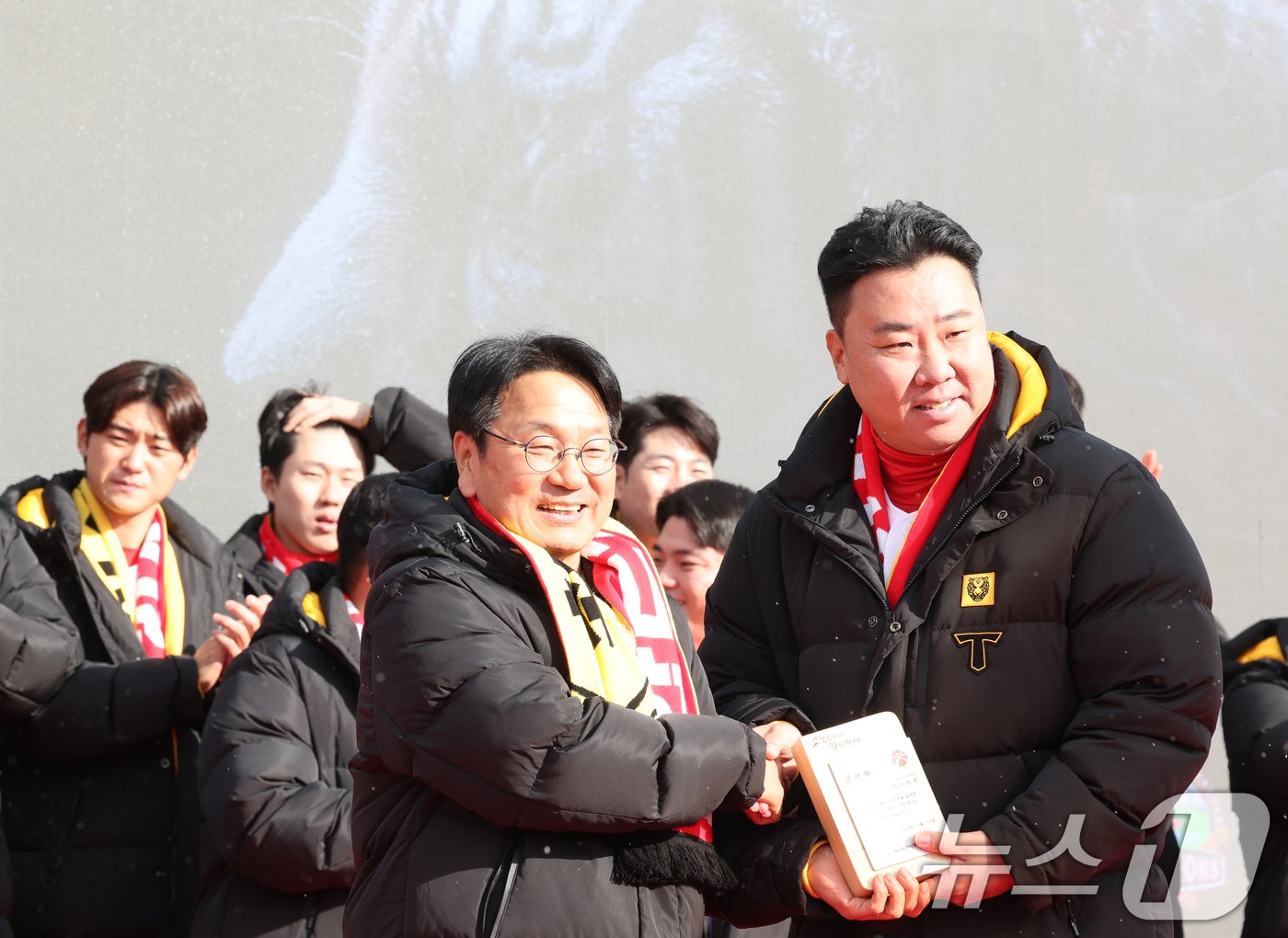 강기정 광주시장이 30일 오후 광주 동구 민주광장 일원에서 열린 KIA 타이거즈 통산 12번째 우승을 축하 카퍼레이드 행사에서 이범호 감독에게 감사패를 전달하고 있다. 2024.11.30/뉴스1 ⓒ News1 김태성 기자