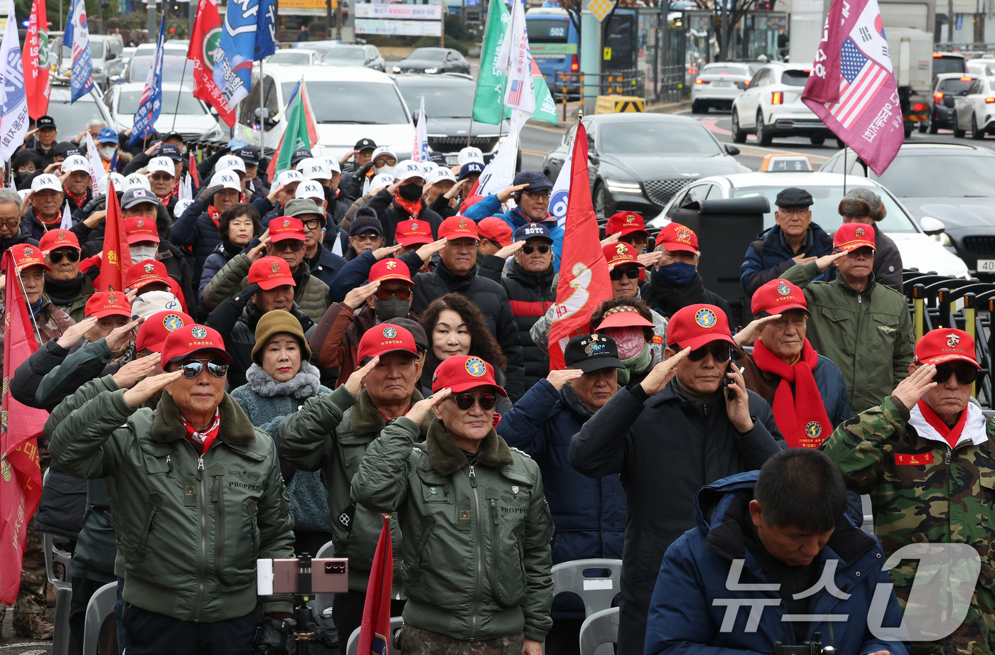 (서울=뉴스1) 장수영 기자 = 신자유연대 회원들이 30일 오후 서울 용산구 전쟁기념관 앞에서 윤석열 대통령 지지 집회를 하고 있다. 2024.11.30/뉴스1