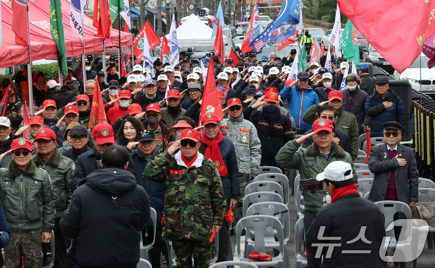 (서울=뉴스1) 장수영 기자 = 신자유연대 회원들이 30일 오후 서울 용산구 전쟁기념관 앞에서 윤석열 대통령 지지 집회를 하고 있다. 2024.11.30/뉴스1