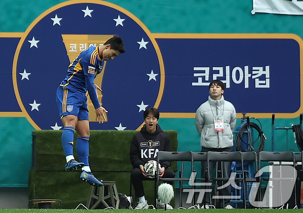 본문 이미지 - 30일 오후 서울 마포구 서울월드컵경기장에서 열린 '2024 하나은행 코리아컵 결승전' 포항 스틸러스와 울산HD의 경기, 전반 울산 주민규가 첫 골을 터뜨린 뒤 세리머니를 하고 있다. 2024.11.30/뉴스1 ⓒ News1 김진환 기자