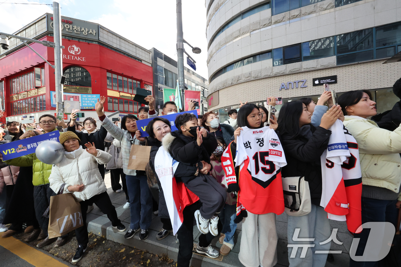 (광주=뉴스1) 김태성 기자 = 30일 오후 광주 동구 금남로5가역 및 5·18 민주광장일원에서 열린 KIA 타이거즈 우승 축하 퍼레이드를 찾은 시민이 선수단 퍼레이드를 관람하고 …