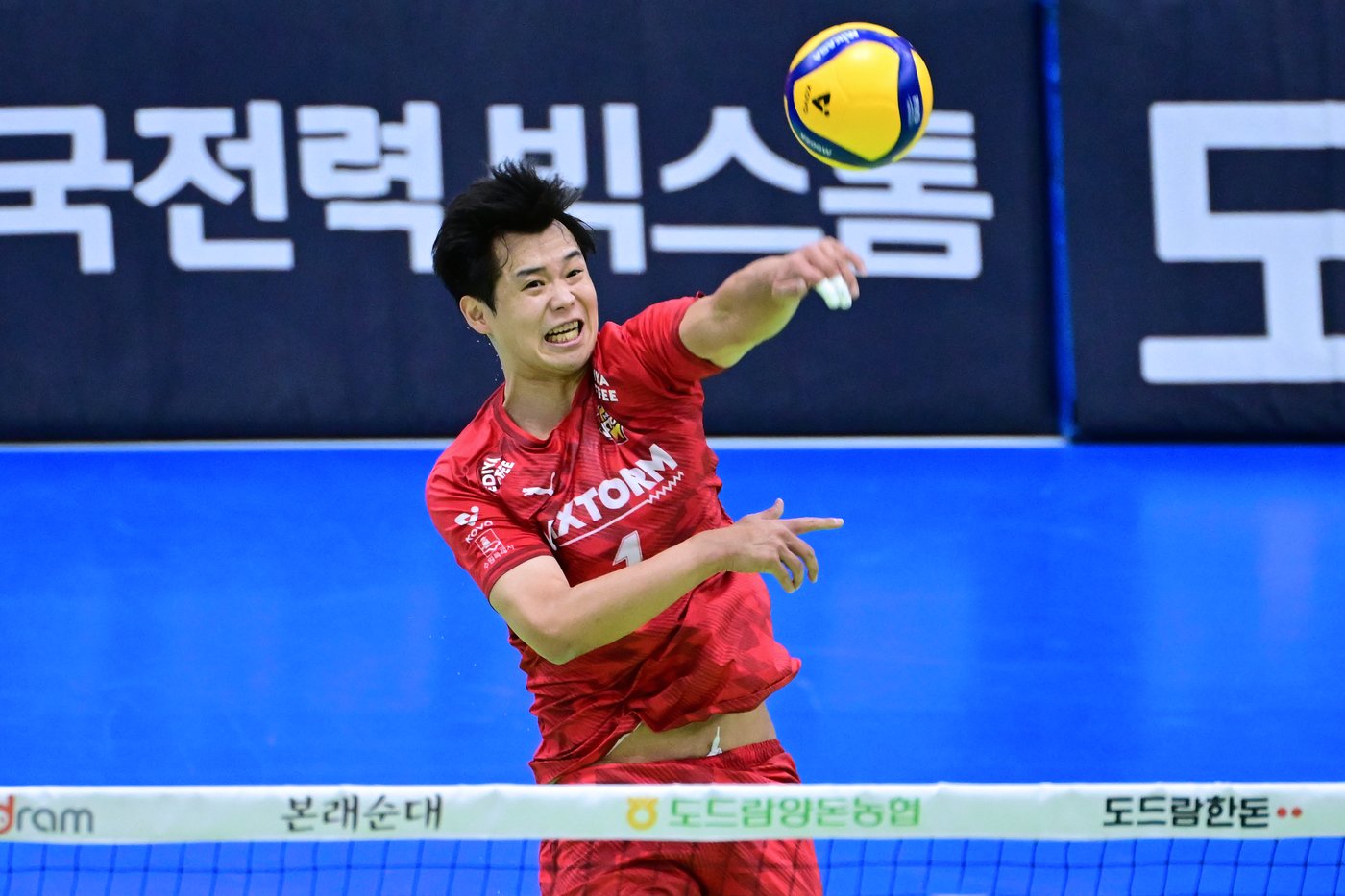 본문 이미지 - 한국전력 서재덕이 30일 열린 우리카드와의 경기에서 공격을 시도하고 있다. &#40;KOVO 제공&#41;