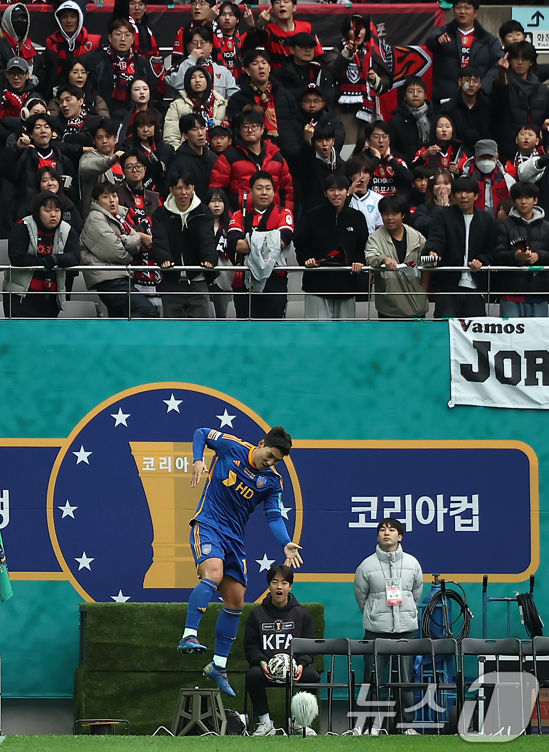 (서울=뉴스1) 김진환 기자 = 30일 오후 서울 마포구 서울월드컵경기장에서 열린 '2024 하나은행 코리아컵 결승전' 포항 스틸러스와 울산HD의 경기, 전반 울산 주민규가 첫 골 …