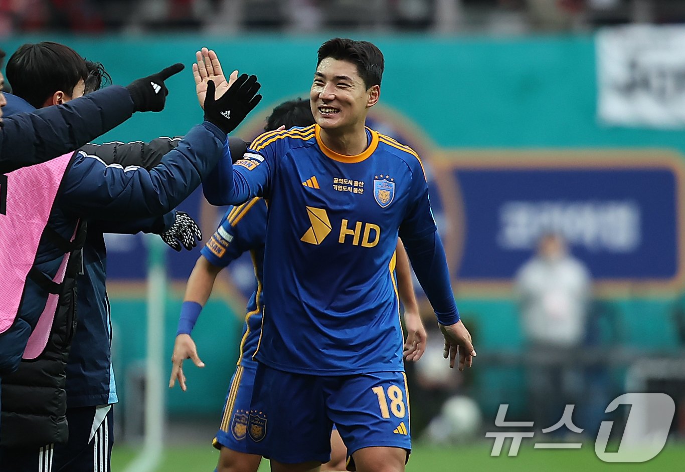 본문 이미지 - 30일 오후 서울 마포구 서울월드컵경기장에서 열린 '2024 하나은행 코리아컵 결승전' 포항 스틸러스와 울산HD의 경기, 전반 울산 주민규가 첫 골을 터뜨린 뒤 동료들과 기쁨을 나누고 있다. 2024.11.30/뉴스1 ⓒ News1 김진환 기자