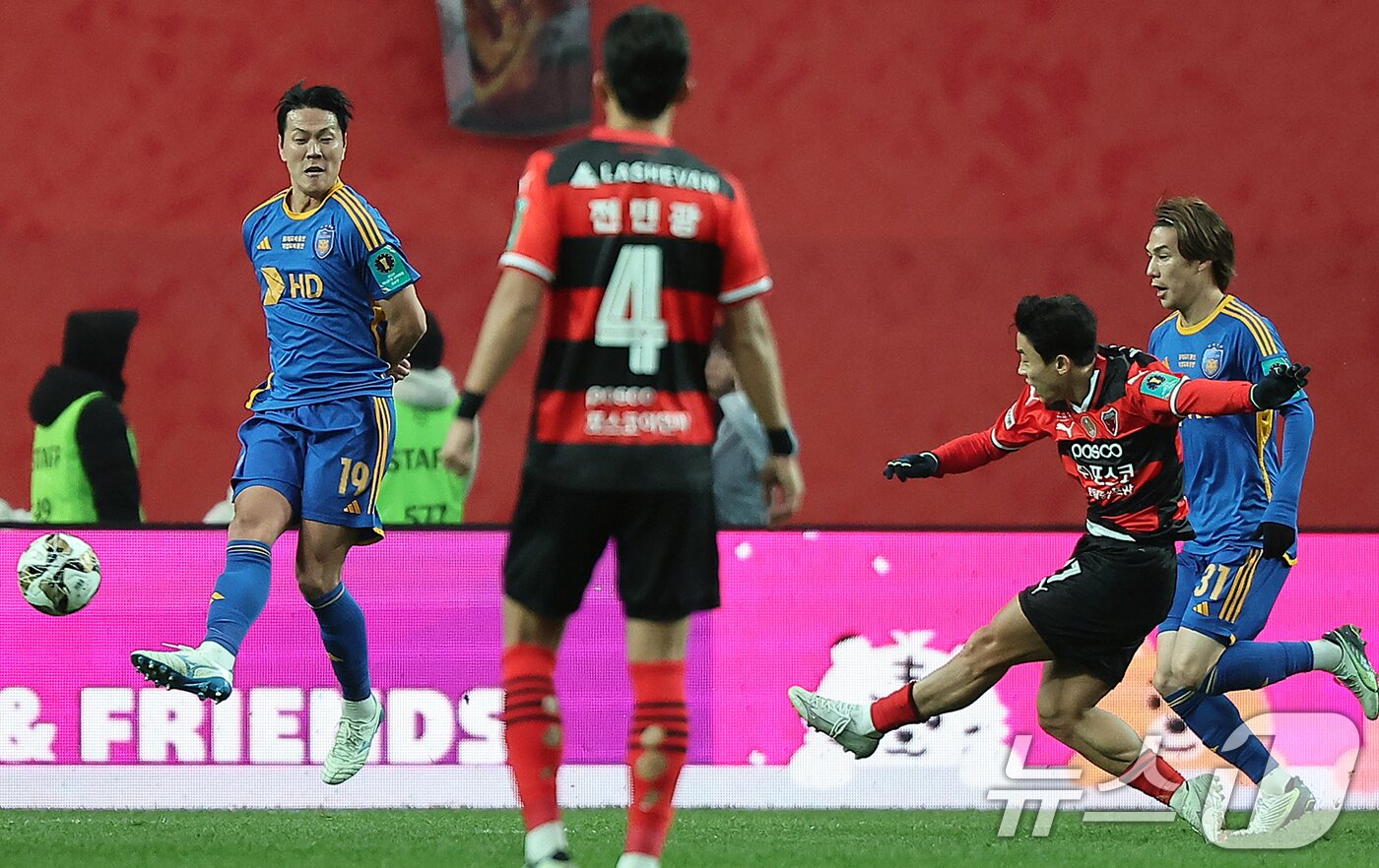 본문 이미지 - 30일 오후 서울 마포구 서울월드컵경기장에서 열린 '2024 하나은행 코리아컵 결승전' 포항 스틸러스와 울산HD의 경기, 후반 포항 정재희가 동점골을 넣고 있다. 2024.11.30/뉴스1 ⓒ News1 김진환 기자