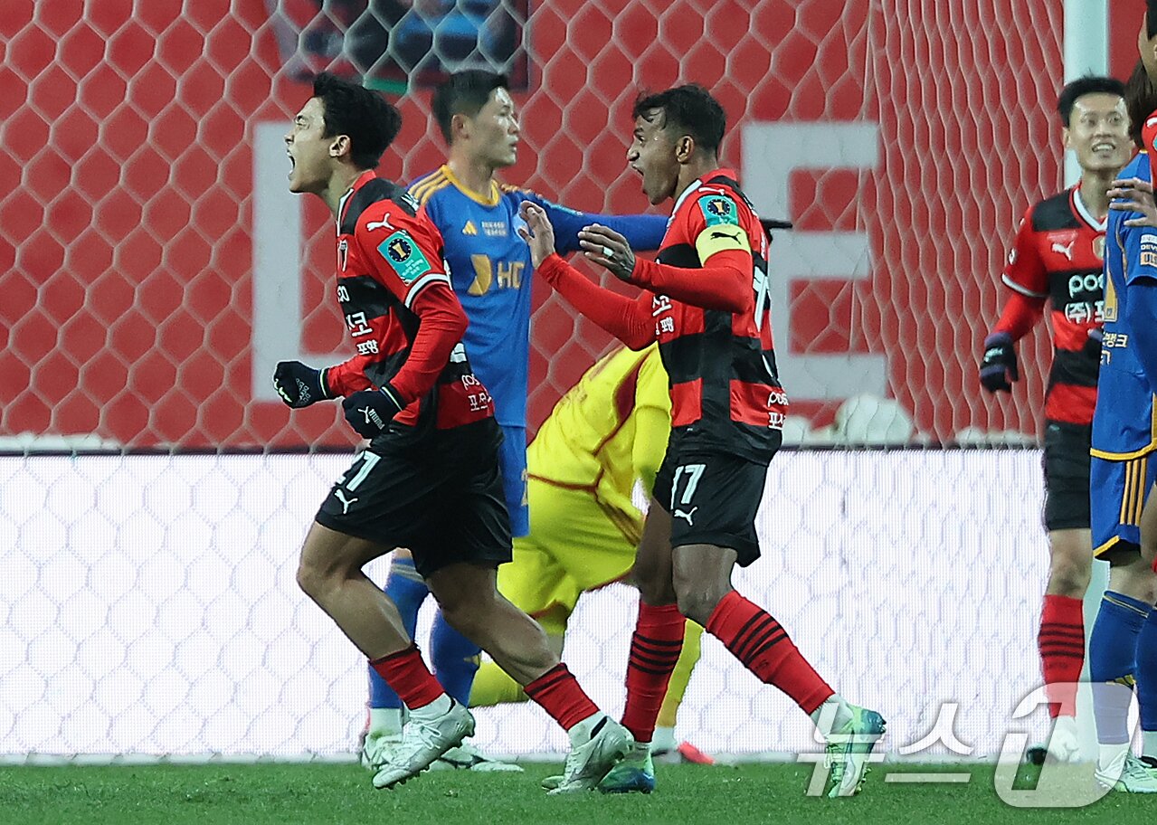 본문 이미지 - 30일 오후 서울 마포구 서울월드컵경기장에서 열린 '2024 하나은행 코리아컵 결승전' 포항 스틸러스와 울산HD의 경기, 후반 포항 정재희가 동점골을 넣은 뒤 포효하고 있다. 2024.11.30/뉴스1 ⓒ News1 김진환 기자