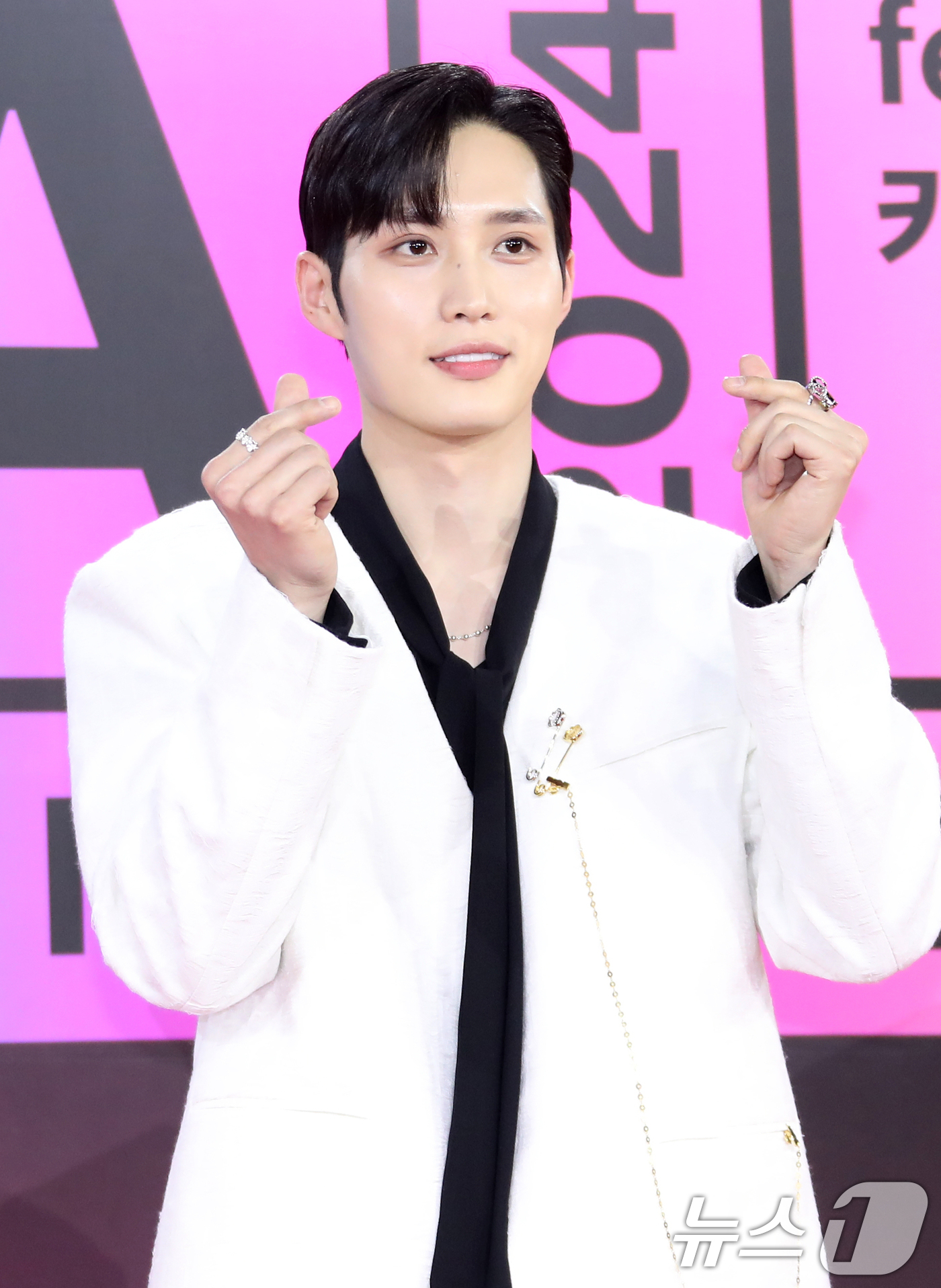 (인천=뉴스1) 권현진 기자 = 펜싱 해설위원 김준호가 30일 오후 인천 중구 운서동 인스파이어 아레나에서 열린 '제16회 멜론뮤직어워즈(MMA)' 레드카펫 행사에 참석해 포즈를 …